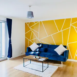 Modern 3-bedroom 5 Mins To Airport, 30 Mins To Peak District, Free Parking & Fast Wifi Holiday home Manchester
